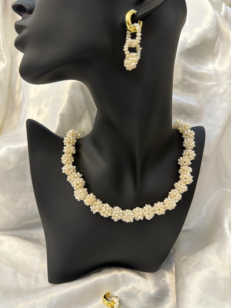 collier et boucles en perles naturelles